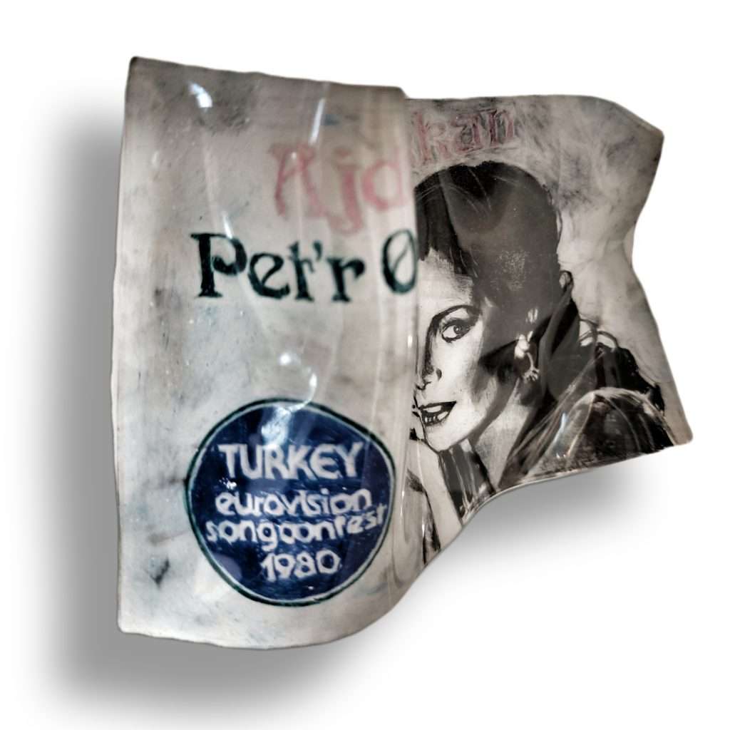 Plastik ve metal alaşım üzerine kuru boya ve mürekkep
